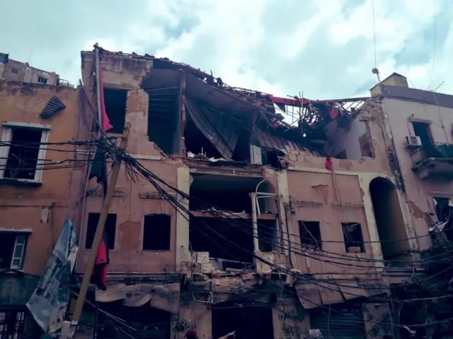 عكس از زمان انفجار بيروت. حزب الله و جنبش امل با ادامه تحقيقات درباره اين انفجار توسط قاضى بيطار مخالفت كردند. بعضى مىگويند اين در انتخابات روز يكشنبه به ضرر حزب الله خواهد شد