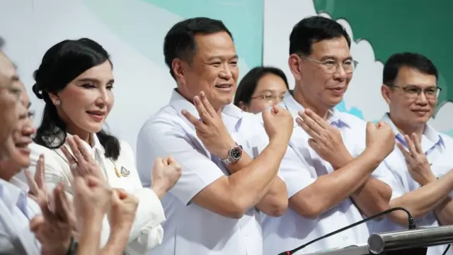 อนุทิน ชาญวีรกูล และมนัญญา ไทยเศรษฐ์