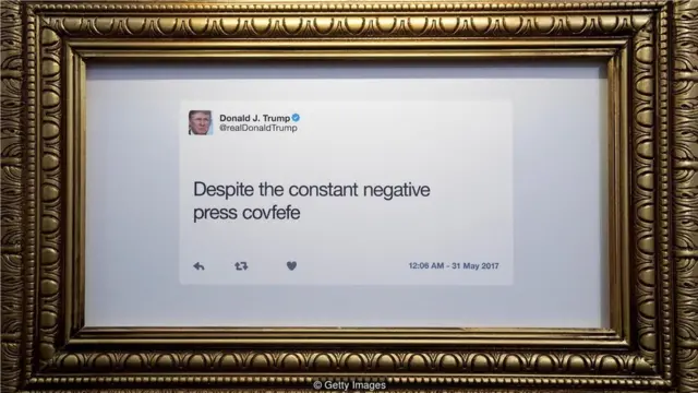 2017年，《每日秀》（Daily Show）主持人諾亞（Trevor Noah）在紐約開了一家特朗普總統推特圖書館，連續數天展示特朗普的推文（Credit: Getty Images）