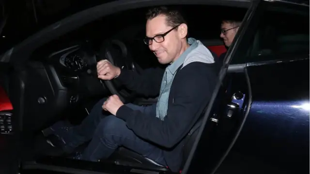 Bryan Singer en un auto