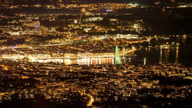 అధిక వెలుతురు కారణంగా నగరాలలో ఆకాశాన్ని చూసే అవకాశం కనిపించడం లేదు.