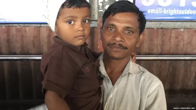 चैत्यभूमीवर आलेले आंबेडकरी अनुयायी