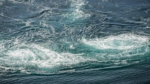 Un remolino en el mar