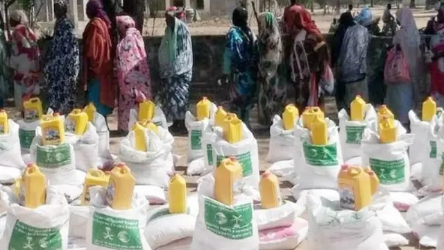 Nan kuma wasu mabuƙata ne ke karbar tallafin azumi a kasar Chadi wanda gwamnatin Saudiyya ta aika