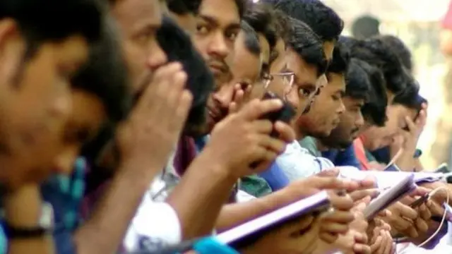 চাকরির অপেক্ষায় আছে বহু তরুণ।