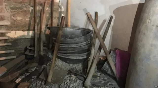 કપચી પર પડેલા પાવડા અને તગારા