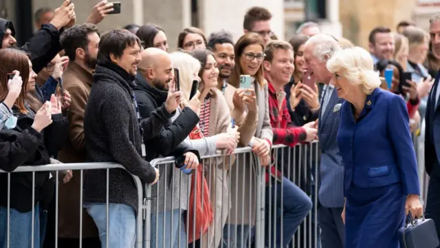콘월 공작부인 찰스 왕세자와 카밀라 왕세자비가 런던의 BBC 본사 밖에서 군중을 만났다