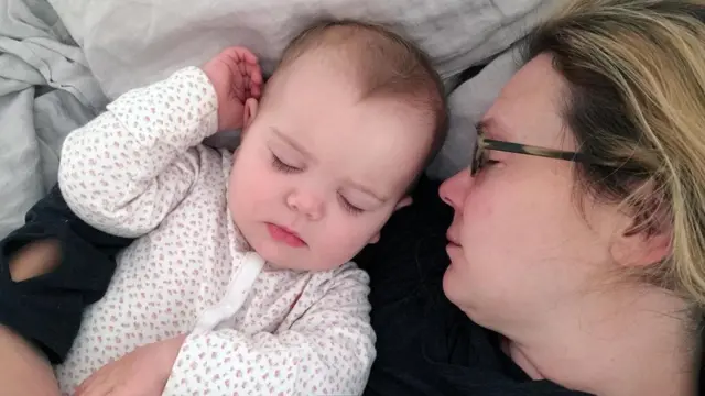 uyuyan bebek ve anne