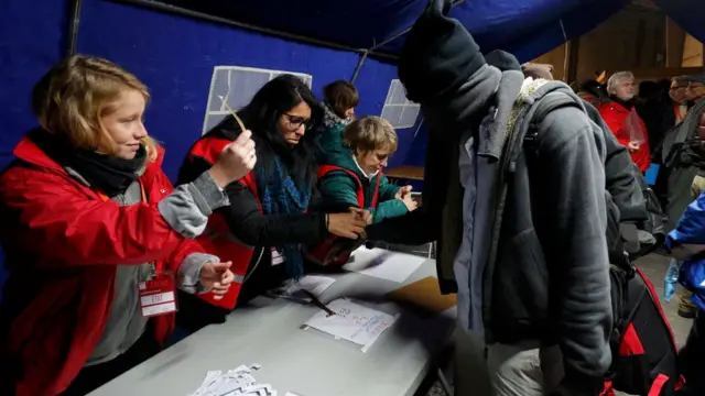 Зарегистрированные мигранты получают браслет