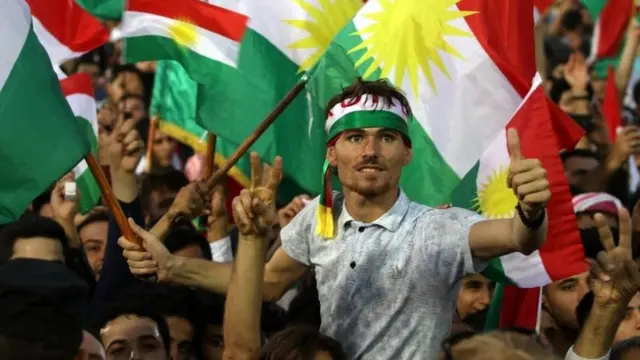 Bağımsızlığa destek amacıyla Erbil'de düzenlenen bir mitinge katılanlar