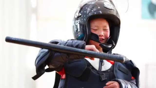 په داسې سختو شریطو کې له ښوونځي سره د وانګ مینې او لیک لوست کې د هغه تکړوالي له هغه سره د خواله رسنیو کاروونکو خواخوږي ډېره کړه