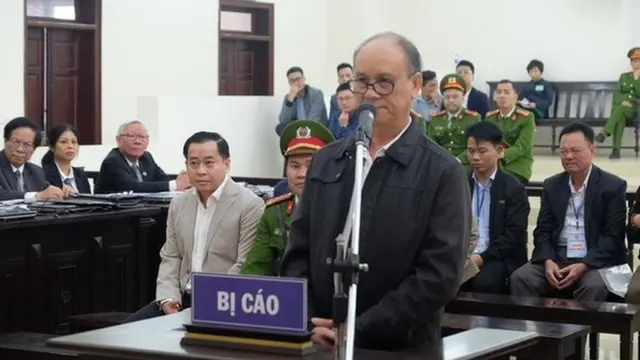Cựu Chủ tịch Đà Nẵng Trần Văn Minh và ông Phan Văn Anh Vũ trong phiên tòa sáng 7/1