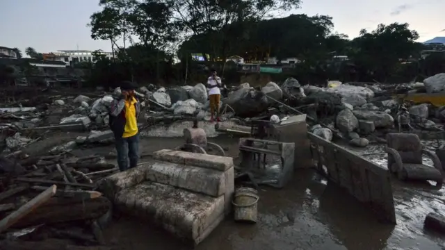 இடிபாடுகளின் மத்தியில்