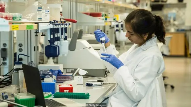 Mulher manuseando tubovalverde fifa 23ensaiovalverde fifa 23laboratório