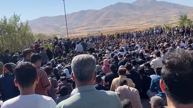 جمعیت قابل توجهی از شهروندان در مراسم خاکسپاری شرکت کردند و به سخنرانی‌ها گوش سپردند