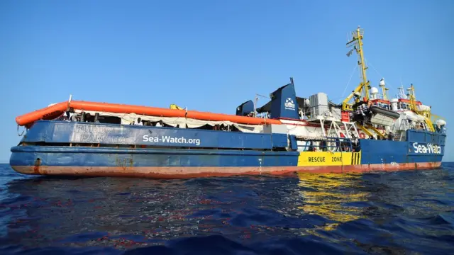 Kurtardığı göçmenlerle güvenli liman bekleyen Sea Watch kaptanı