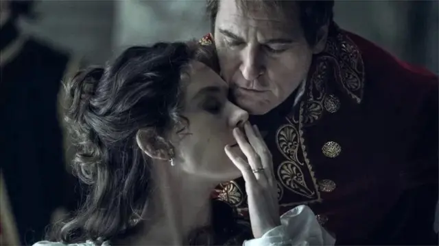 Le nouveau film biographique de Ridley Scott sur Napoléon (Joaquin Phoenix) explore sa relation avec sa première femme, Joséphine (Vanessa Kirby).