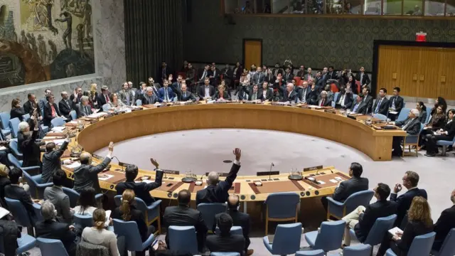 Karar, 14 lehte ve bir çekimser oyla geçti.