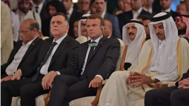 De la droite vers la gauche, l'émir du Qatar, Cheikh Tamim bin Hamad al-Thani, le président français Emmanuel Macron, et le Premier ministre libyen Fayez al-Sarraj, qui assistent aux funérailles nationales du défunt président Essebsi, au palais présidentiel de Carthage.