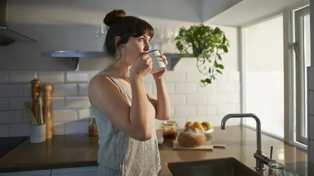 Mulher tomando café