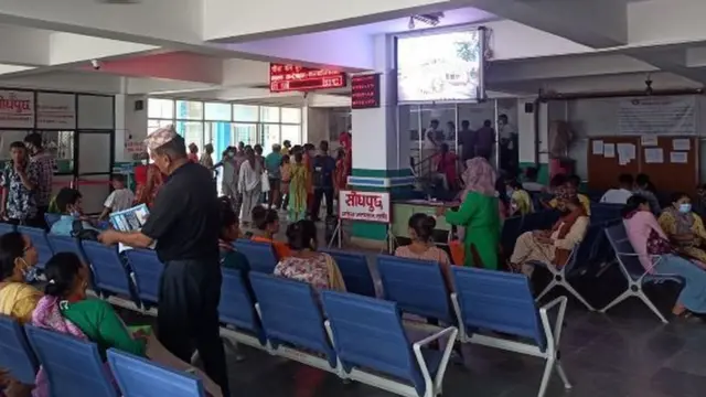 प्रदेश अस्पतालमा उपचारका लागि आएका बिरामी र उनीहरूका आफन्त