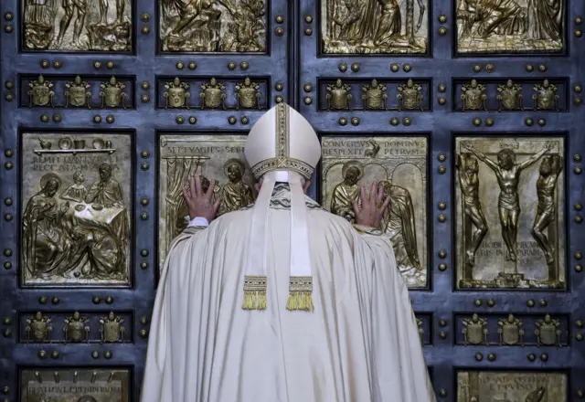 Popu Francis na-emepe ụzọ Holy Door St Peter's Basilica iji gosi mbido emume Catholic Holy Year, maọbụ Jubilee, na 8 Disemba 2015