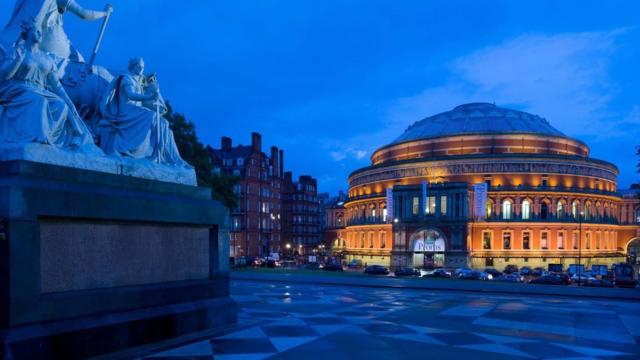 皇家阿尔伯特音乐厅在英文中常用来表示地方很大，因为很容易想象。