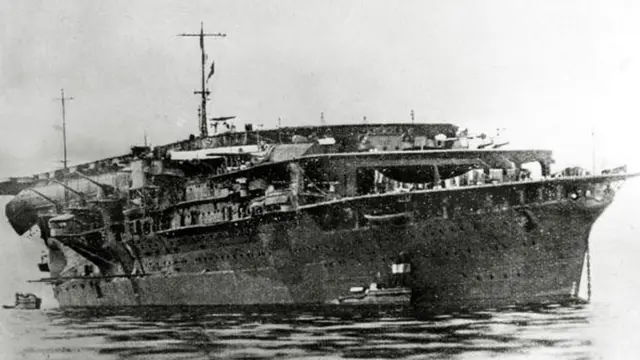 Японский авианосец "Кага" после удара американских пикировщиков (битва у атолла Мидуэй, 3-6 июня 1942 года)