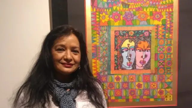 প্রদর্শনীতে নিজের ছবির সঙ্গে শিল্পী রুবিনা আখতার