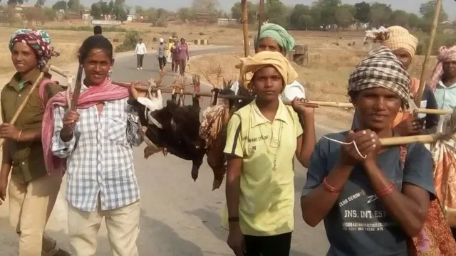 जनी शिकार पर निकली महिलाएं