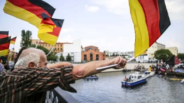 ఆల్టర్నేటివ్ ఫర్ జర్మనీ మేలో నిర్వహించిన ఒక ర్యాలీకి ఐదు వేల మంది హాజరు కాగా, దీనికి వ్యతిరేకంగా అదే రోజు జరిగిన ప్రదర్శనలో దాదాపు 20 వేల మంది పాల్గొన్నారు.