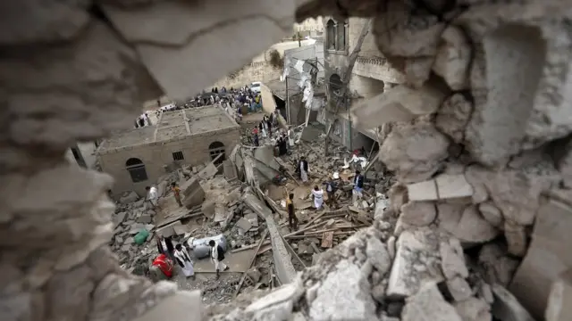 যুদ্ধর কারণে ইয়েমেনের অনেক এলাকা ধংসস্তুপে পরিণত হয়েছে