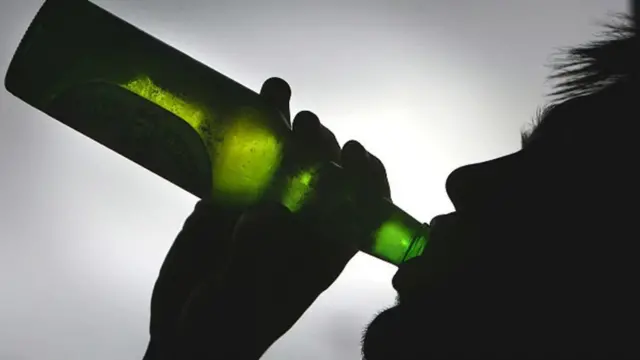 દારૂ પીતા વ્યક્તિની પ્રતીકાત્મક તસવીર