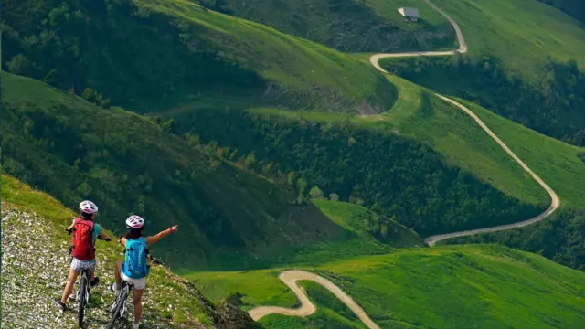 스키장들은 여름 관광객들을 끌어들이기 위해 자전거 트레일과 산책로, 등산로 등에 투자하고 있다