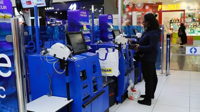 Các ki-ốt tự phục vụ tránh cái nhìn xoi mói mà có thể ta phải chịu đựng bởi một nhân viên?