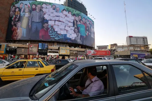 پوستر بزرگ "برای ایران به صف شویم" برای تبلیغ شرکت در انتخابات در میدان ولی‌عصر
