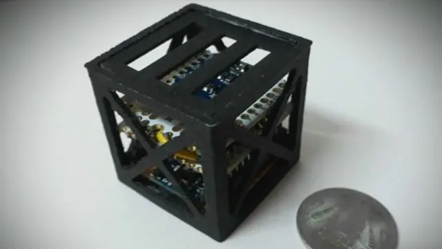 ดาวเทียม "กาลามแซท" เมื่อเทียบขนาดกับเหรียญเงินรูปี