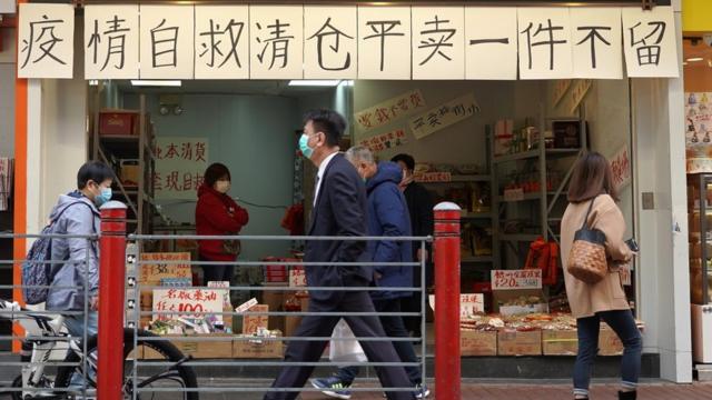 香港街頭一家店鋪打出清倉告示（中新社圖片18/1/2021）