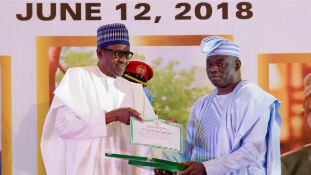 Buhari ń fún Kọla Abiọla ní ìwe ẹrí àmì ẹ̀yẹ GCFR