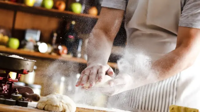 Мужчина месит тесто