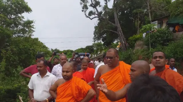 අධිකරණ තීන්දු තීරණ ප්‍රකාර භික්ෂූ දේහ ආදාහනය කිරීම සම්බන්ධයෙන් තමන් එකඟ නොවන බව ගලගොඩඅත්තේ ඥානසාර හිමි සඳුදා (සැප් 24) කියා සිටියහ