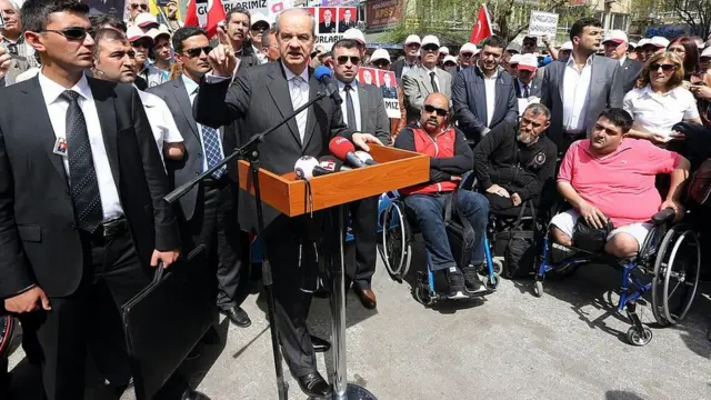 İlker Başbuğ, cezaevindekiordu mensuplarının aileleriyle Ankara'da bir araya gelmişti (5 Nisan 2014)