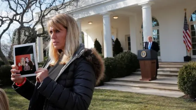 Una mujer sostiene una foto