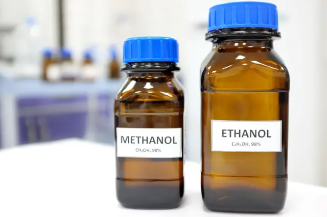इथेनॉल आणि मिथेनॉल. bottles with labels Ethanol and Methanol