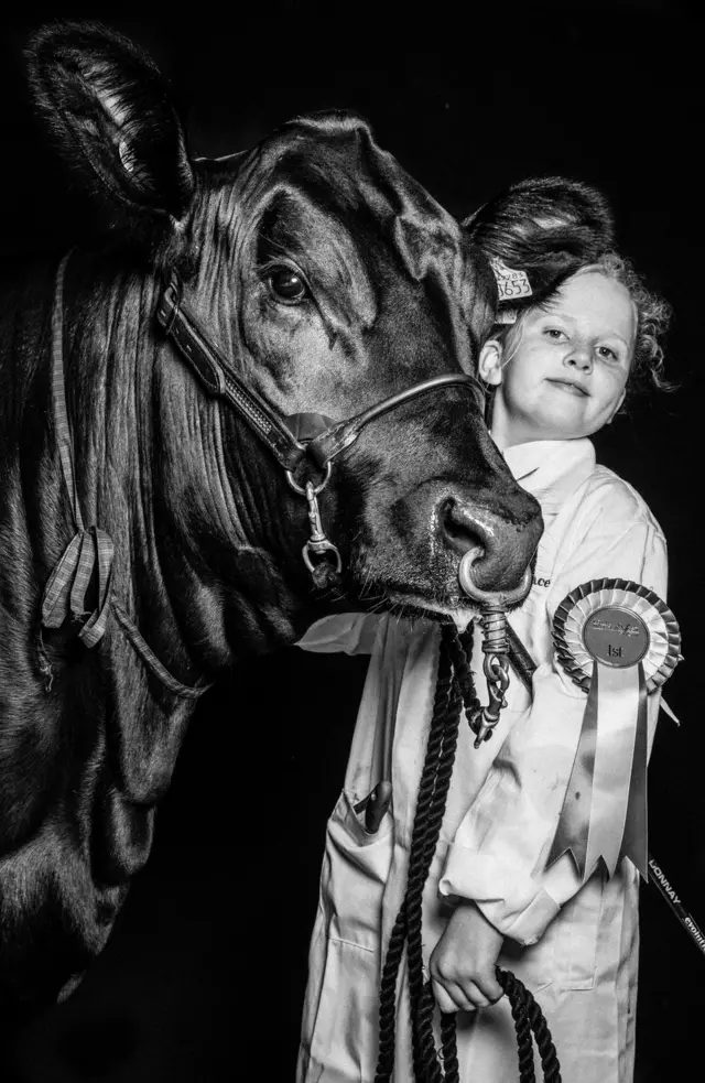 ایک بچہ بھینسے کے ساتھ