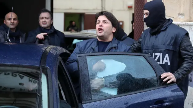 La policía trasladando a un detenido.