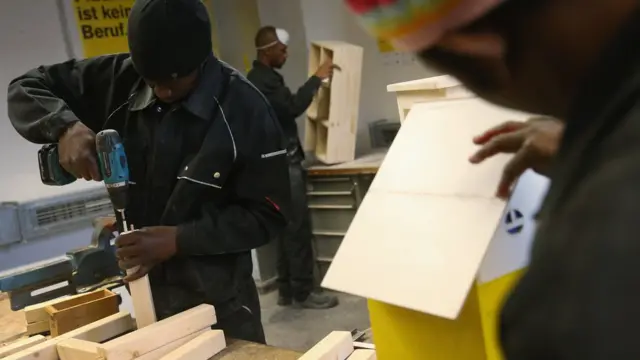 보고서는 이민자 유입을 통해 생산가능인구 목표가 차질 없이 달성된다면 점차 노인부양비가 낮아질 것이라고 내다봤다