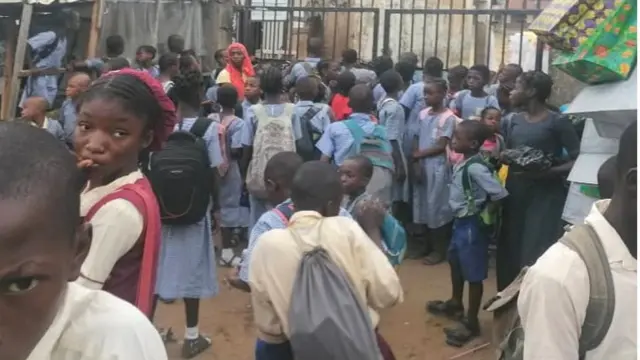 Awọn akẹkọọ to duro siwaju ile iwe wọn