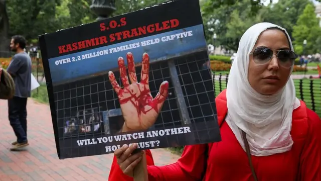 காஷ்மீர்: ``பக்ரீத் பற்றி யாருக்கு கவலை? எங்கள் குடும்பங்கள் குறித்தே அறிய நாங்கள் விரும்புகிறோம்.''