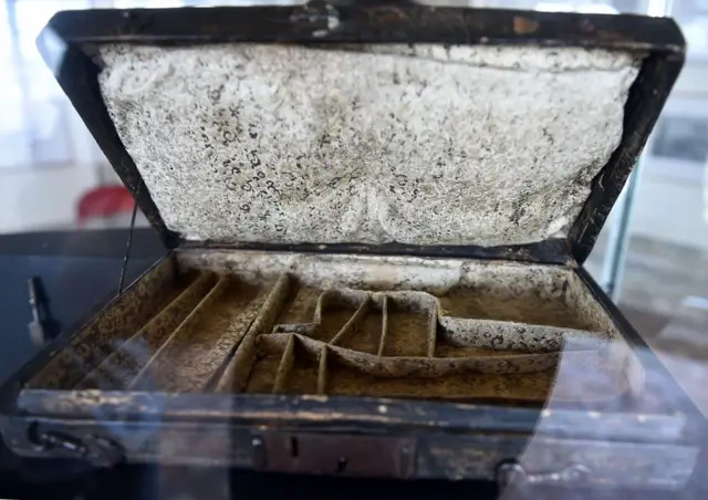 Foto tomada el 29 de agosto de 2017 al maletín del cirujano y anatomista francés Ambroise Paré. (Foto: JEAN-FRANCOIS MONIER/AFP/Getty Images).